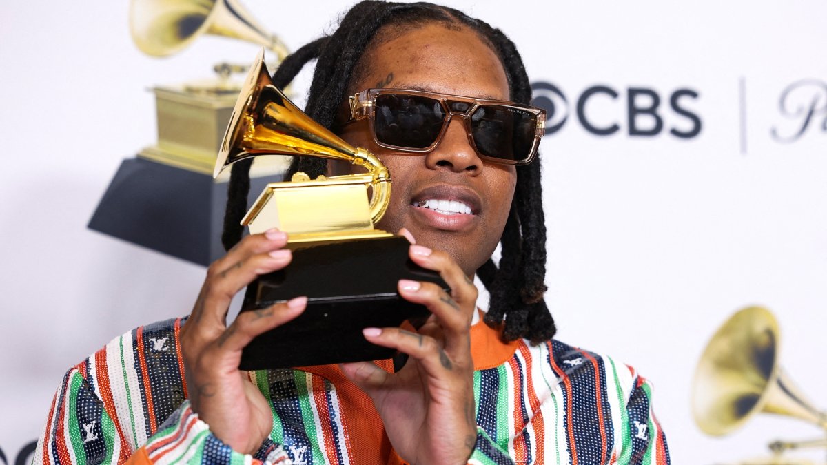 Lil Durk poses with his Grammy for the Best Melodic Rap Performance award during the 66th Annual Grammy Awards, Los Angeles, California, U.S., Febr. 4, 2024. (Reuters Photo)