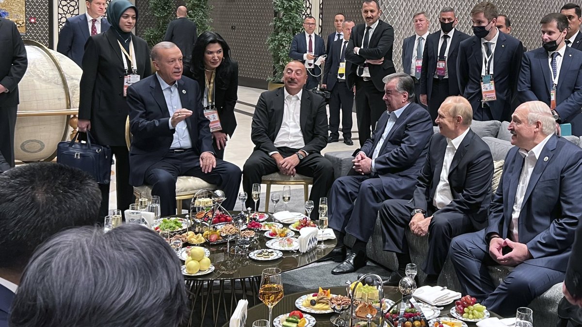 President Recep Tayyip Erdoğan speaks to Azerbaijani President Ilham Aliyev (C), Uzbek President Shavkat Mirziyoyev (3rd R), Russian President Vladimir Putin and Belarusian President Alexander Lukashenko (R) at the Shanghai Cooperation Organization summit, Samarkand, Uzbekistan, Sept. 15, 2022. (AP Photo) 