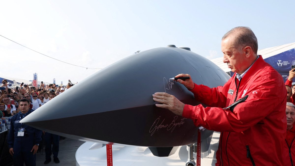 President Recep Tayyip Erdoğan signs a Bayraktar Kızılelma at the Teknofest Black Sea in Samsun, Türkiye, Sept. 3, 2022. (Reuters Photo)