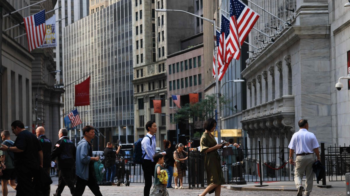 People walk outside the New York Stock Exchange (NYSE) in New York, U.S., Sept. 9, 2026. (AFP Photo)