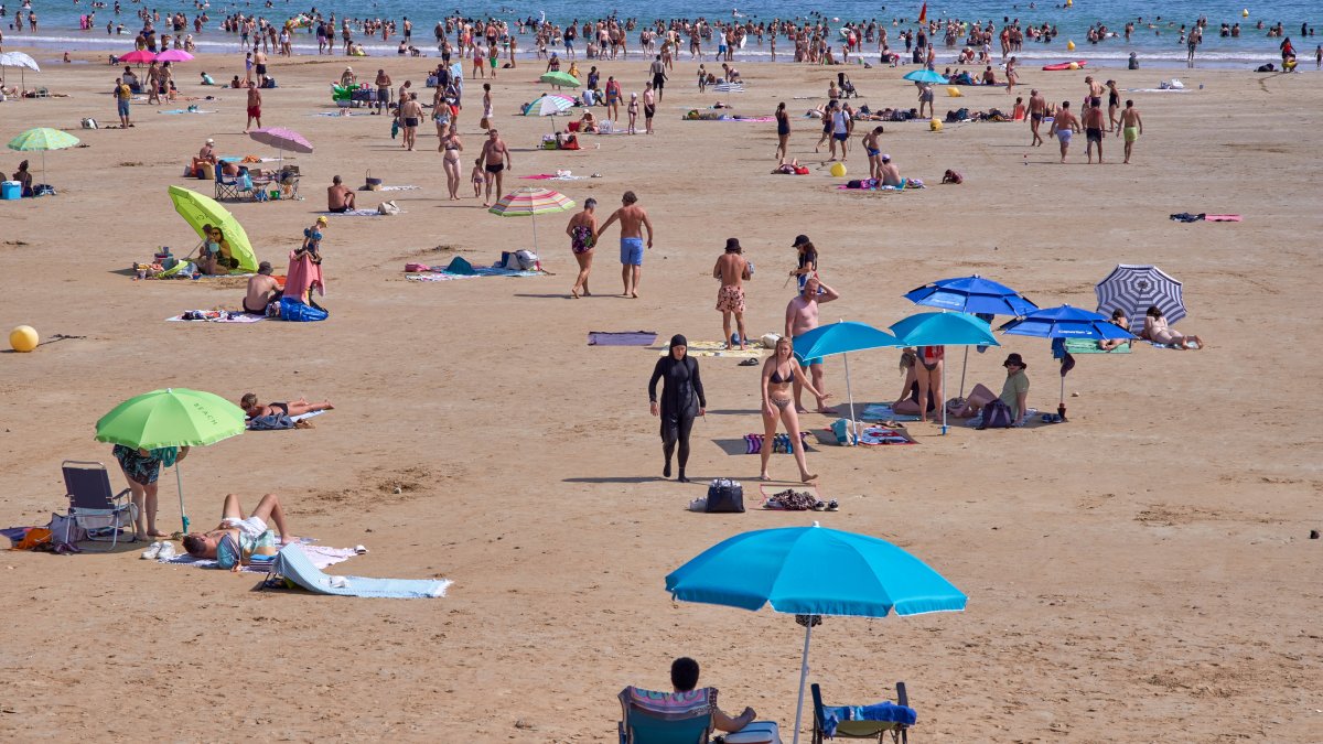 Tourists and holidaymakers in swimming costumes cooling off on the sand at the beach in Les Sables d'Olonne, France, Aug. 11, 2024. (AFP File Photo)