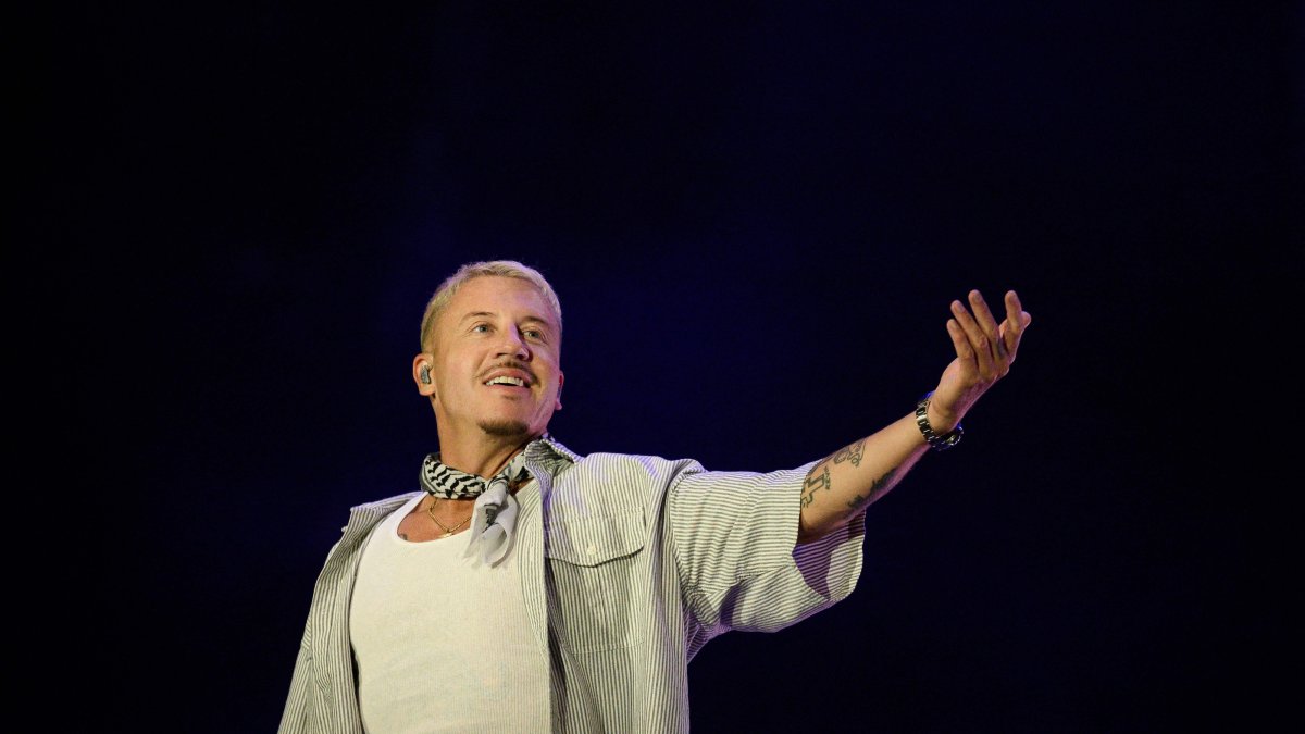 U.S. rapper, singer, dancer and DJ, Benjamin Haggerty, known as Macklemore, performs at the Goldencoast Rap Festival in Corcelles-les-Monts, near Dijon, France, Aug. 30, 2026. (AFP Photo)