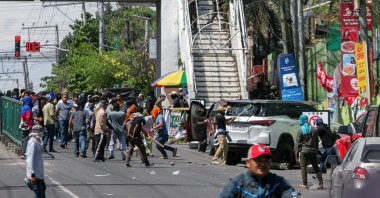 Supporters of a political group gather to destroy a vehicle believed to contain firearms during the first parliamentary elections of the Bangsamoro Autonomous Region in Muslim Mindanao (BARMM), outside Sero Central Elementary School, Cotabato City, Philippines, Sept. 14, 2026. (Reuters Photo)