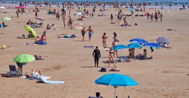 Tourists and holidaymakers in swimming costumes cooling off on the sand at the beach in Les Sables d'Olonne, France, Aug. 11, 2024. (AFP File Photo)