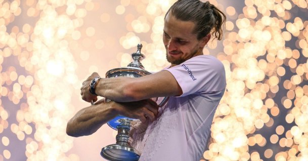 Germany's Alexander Zverev hugs the trophy after defeating USA's Ben Shelton in the men's singles final in New York, U.S., Sept.13, 2026. (AFP Photo)