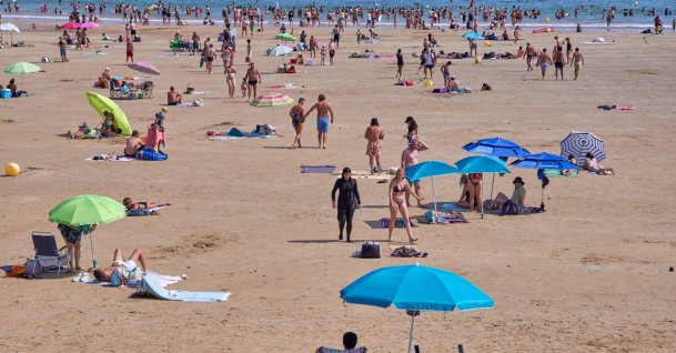 Tourists and holidaymakers in swimming costumes cooling off on the sand at the beach in Les Sables d'Olonne, France, Aug. 11, 2024. (AFP File Photo)