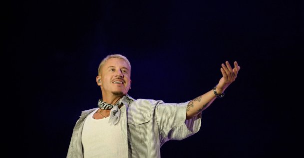 U.S. rapper, singer, dancer and DJ, Benjamin Haggerty, known as Macklemore, performs at the Goldencoast Rap Festival in Corcelles-les-Monts, near Dijon, France, Aug. 30, 2026. (AFP Photo)