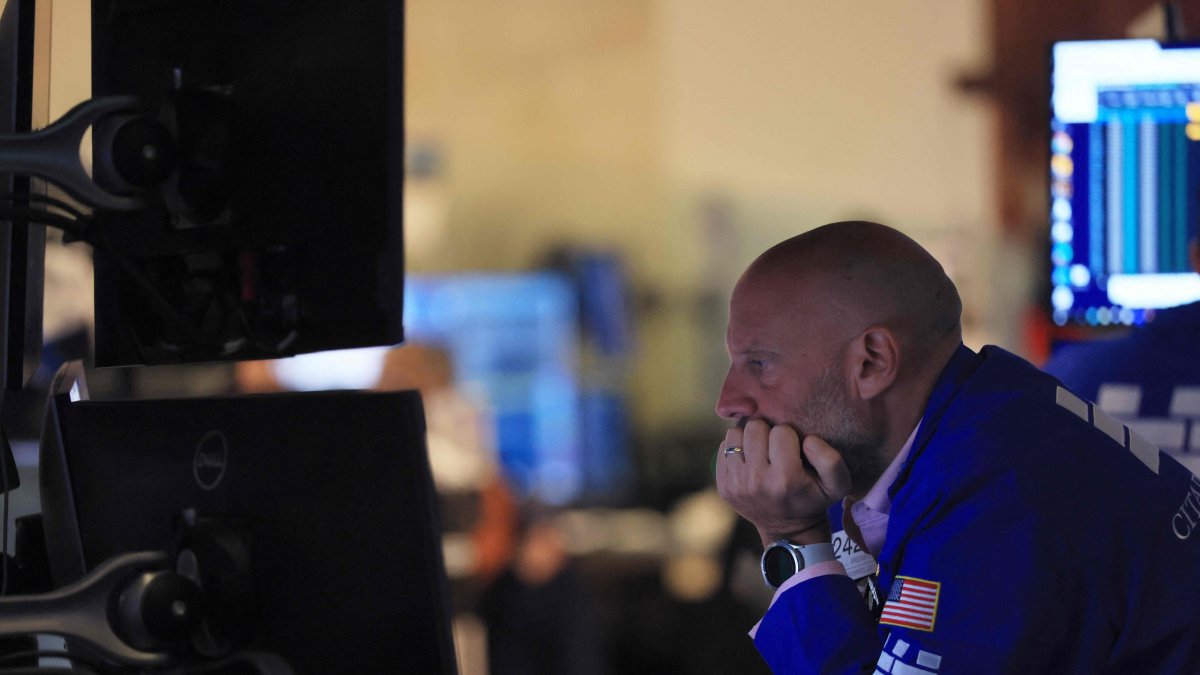 Traders work on the floor of the New York Stock Exchange (NYSE) in New York, U.S., Sept. 9, 2026. (AFP Photo)