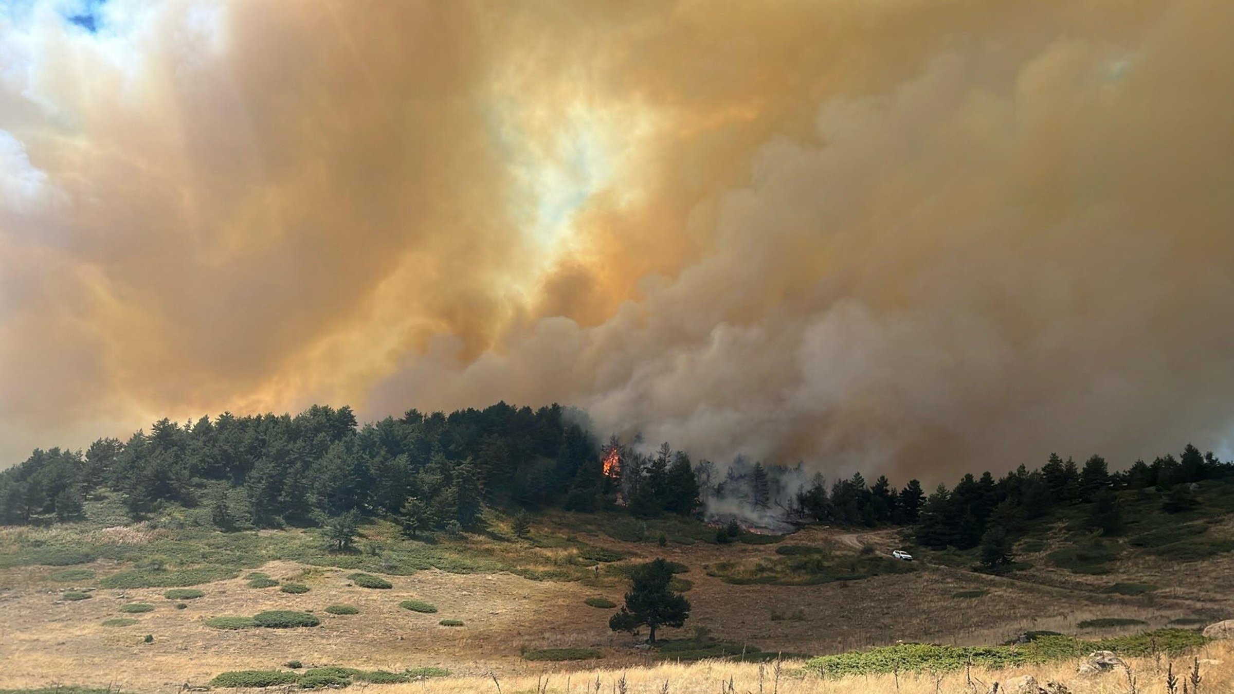 Flames rise as a forest fire breaks out in the Eğerli Alören Plateau, Kızılcahamam district, Ankara, Türkiye, Sept. 12, 2026. (AA Photo)