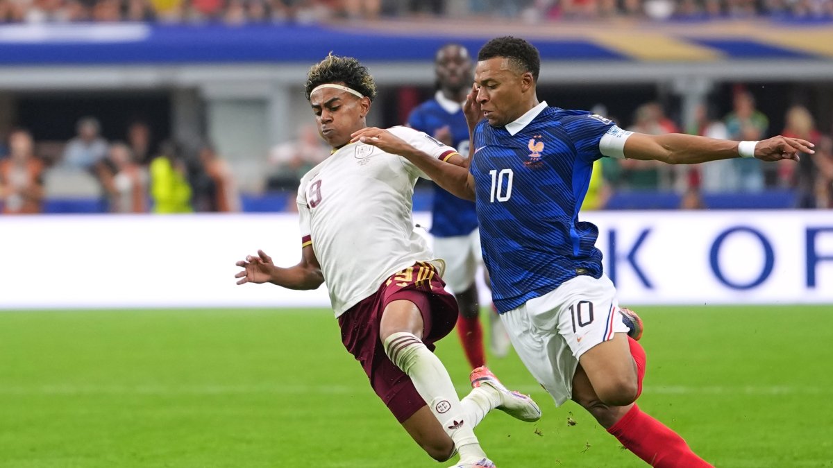 Spain's Lamine Yamal (L) and France's Kylian Mbappe vie for the ball during a 2026 FIFA World Cup semifinal match, Arlington, U.S., July 14, 2026. (AP Photo)