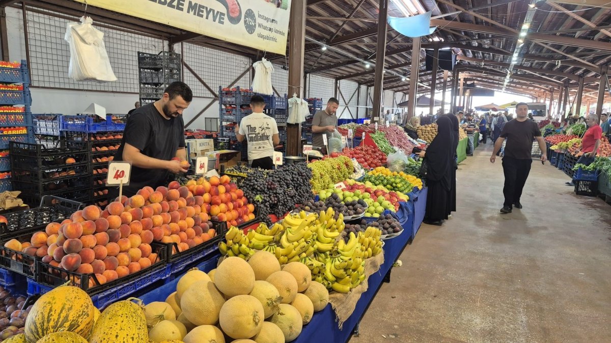 People are seen at a local marketplace, Kocaeli province, northwestern Türkiye, Sept. 11, 2026. (IHA Photo)