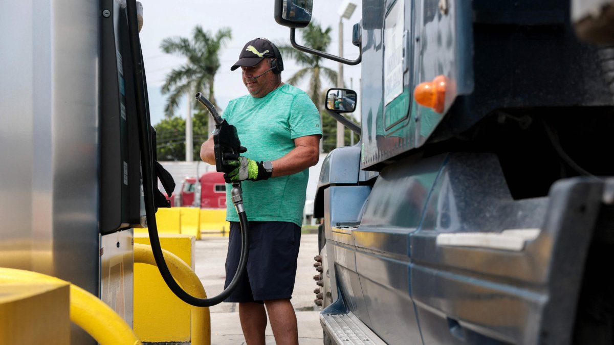 A man pumps diesel fuel into his tractor-trailer at a truck stop, Miami, Florida, U.S., Sept. 11, 2026. (AFP Photo)