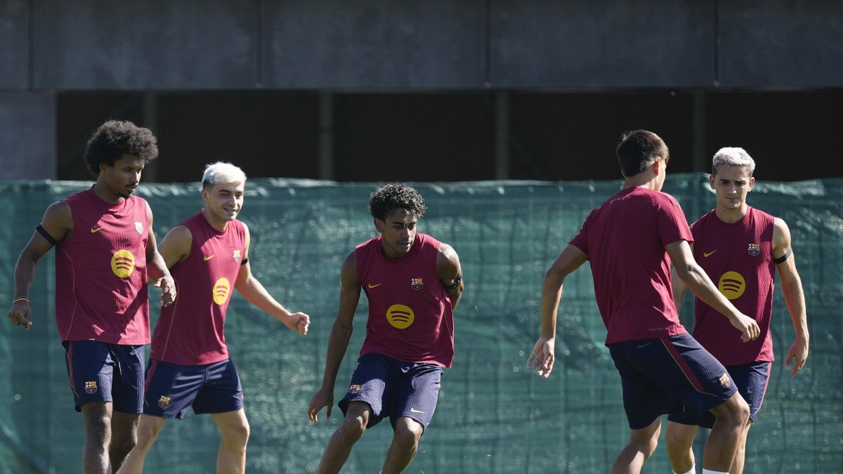 Barcelona players in action during the team's training session at Ciudad Deportiva Joan Gamper, Barcelona, Spain, Sept. 15, 2026. (EPA Photo)