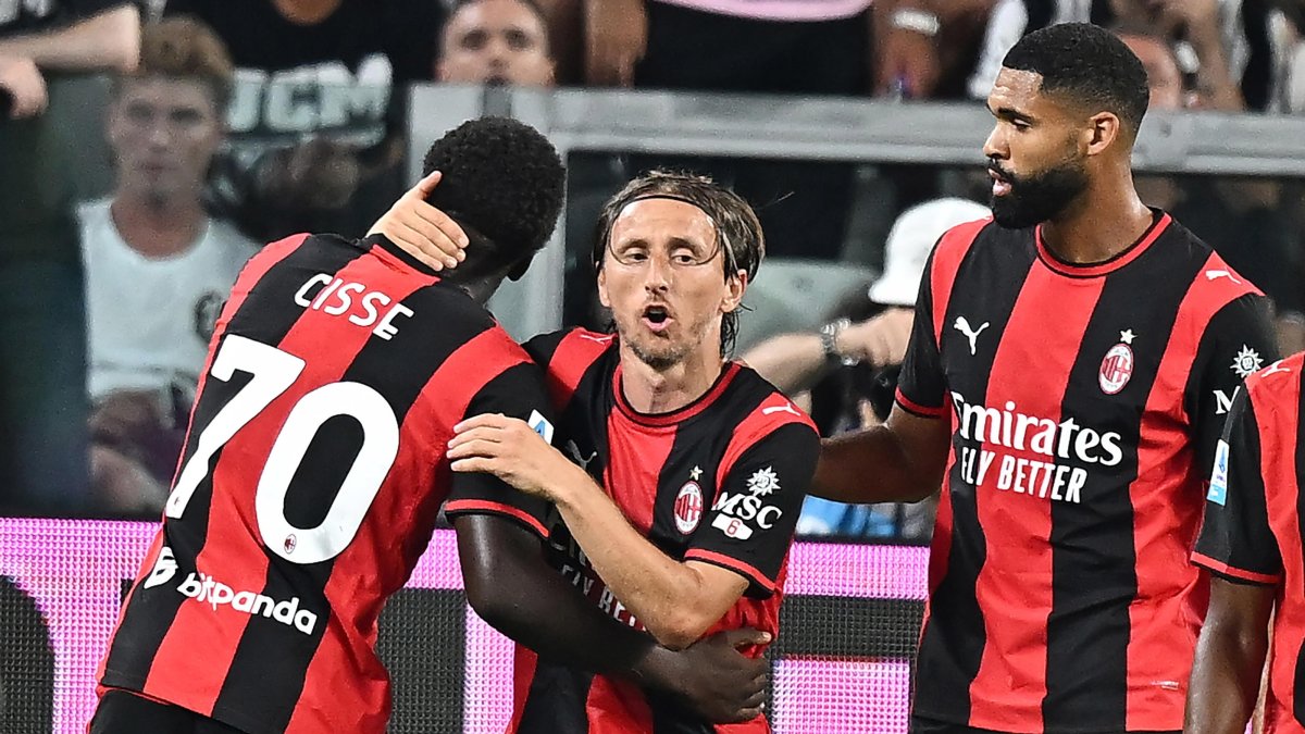 Milan's Alphadjo Cisse (L) celebrates with teammates after scoring the 0-1 goal in the Italian Serie A match between Juventus FC and AC Milan at Allianz Stadium, Turin, Italy, Sept. 6, 2026. (EPA Photo)