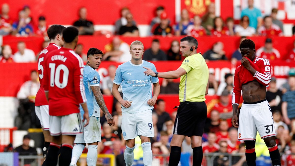 Manchester City's Erling Haaland (C) reacts as referee Michael Oliver awards their first goal following a VAR review during the Premier League match against Manchester United at Old Trafford, Manchester, U.K., Sept. 13, 2026. (Reuters Photo)