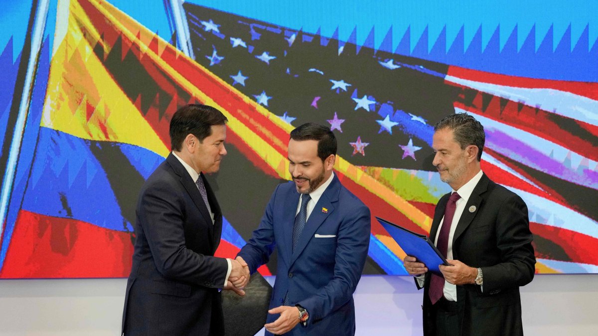 U.S. Secretary of State Marco Rubio (L) and Colombia's President Abelardo de la Espriella (C) shake hands next to Colombia's Foreign Minister Omar Bula (R) during a bilateral agreements signing ceremony in Barranquilla, Colombia, Sept. 8, 2026. (AFP Photo)