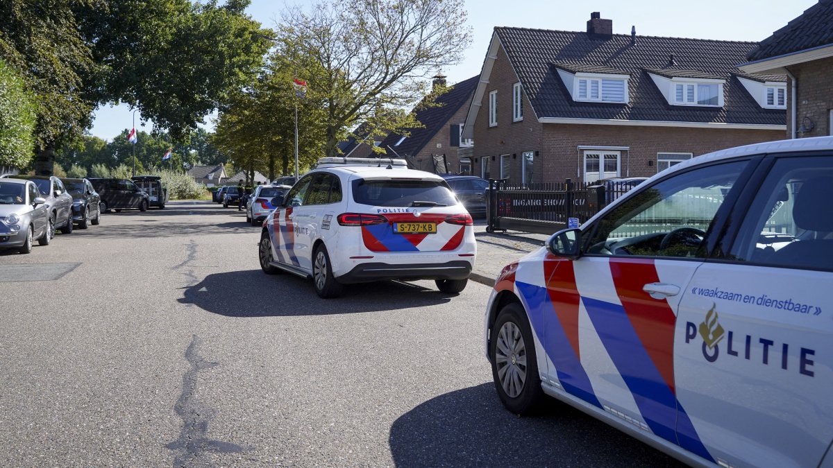 Police at a house where two people have been arrested for graffiti and vandalism in the Brabant villages of Engelen and Bokhoven, Aug. 12, 2026. (AFP File Photo)