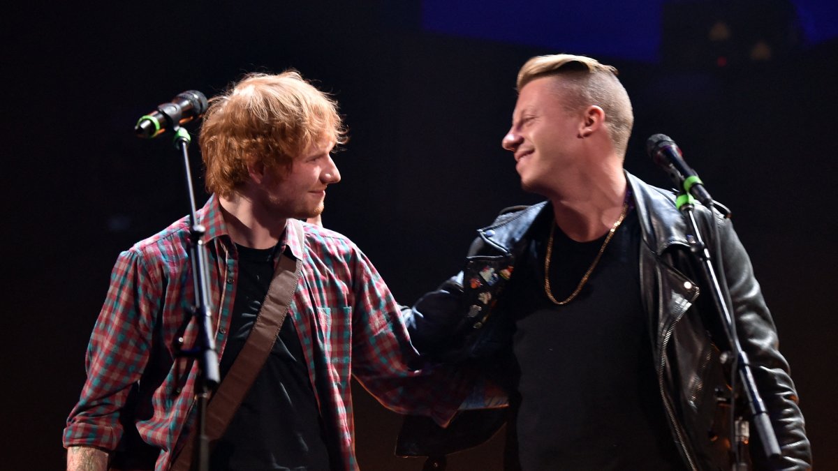 Recording artists Ed Sheeran and Macklemore perform onstage during the 2014 iHeartRadio Music Festival at the MGM Grand Garden Arena, Las Vegas, Sept. 20, 2014. (AFP File Photo)