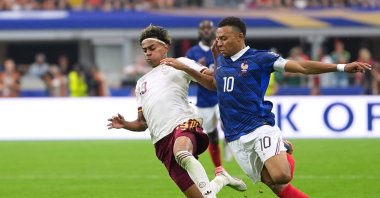 Spain's Lamine Yamal (L) and France's Kylian Mbappe vie for the ball during a 2026 FIFA World Cup semifinal match, Arlington, U.S., July 14, 2026. (AP Photo)
