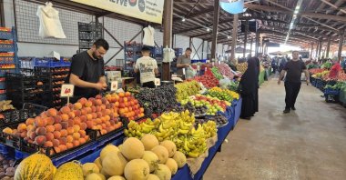 People are seen at a local marketplace, Kocaeli province, northwestern Türkiye, Sept. 11, 2026. (IHA Photo)
