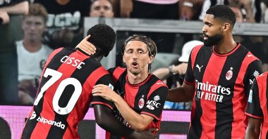 Milan's Alphadjo Cisse (L) celebrates with teammates after scoring the 0-1 goal in the Italian Serie A match between Juventus FC and AC Milan at Allianz Stadium, Turin, Italy, Sept. 6, 2026. (EPA Photo)