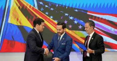 U.S. Secretary of State Marco Rubio (L) and Colombia's President Abelardo de la Espriella (C) shake hands next to Colombia's Foreign Minister Omar Bula (R) during a bilateral agreements signing ceremony in Barranquilla, Colombia, Sept. 8, 2026. (AFP Photo)