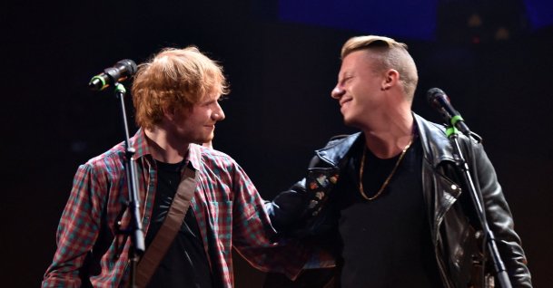 Recording artists Ed Sheeran and Macklemore perform onstage during the 2014 iHeartRadio Music Festival at the MGM Grand Garden Arena, Las Vegas, Sept. 20, 2014. (AFP File Photo)
