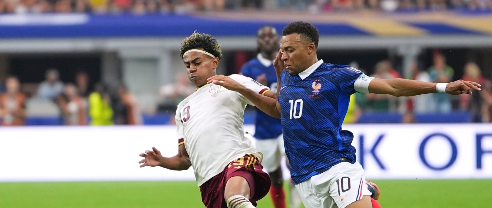 Spain's Lamine Yamal (L) and France's Kylian Mbappe vie for the ball during a 2026 FIFA World Cup semifinal match, Arlington, U.S., July 14, 2026. (AP Photo)