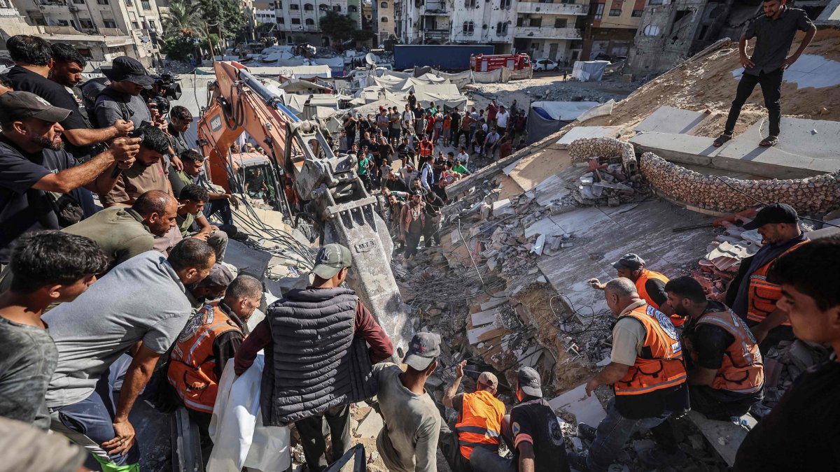 Rescuers excavate rubble to retrieve bodies from a collapsed building in the Tal al-Hawa area of Gaza City, Palestine, Sept. 16, 2026. (AFP Photo)