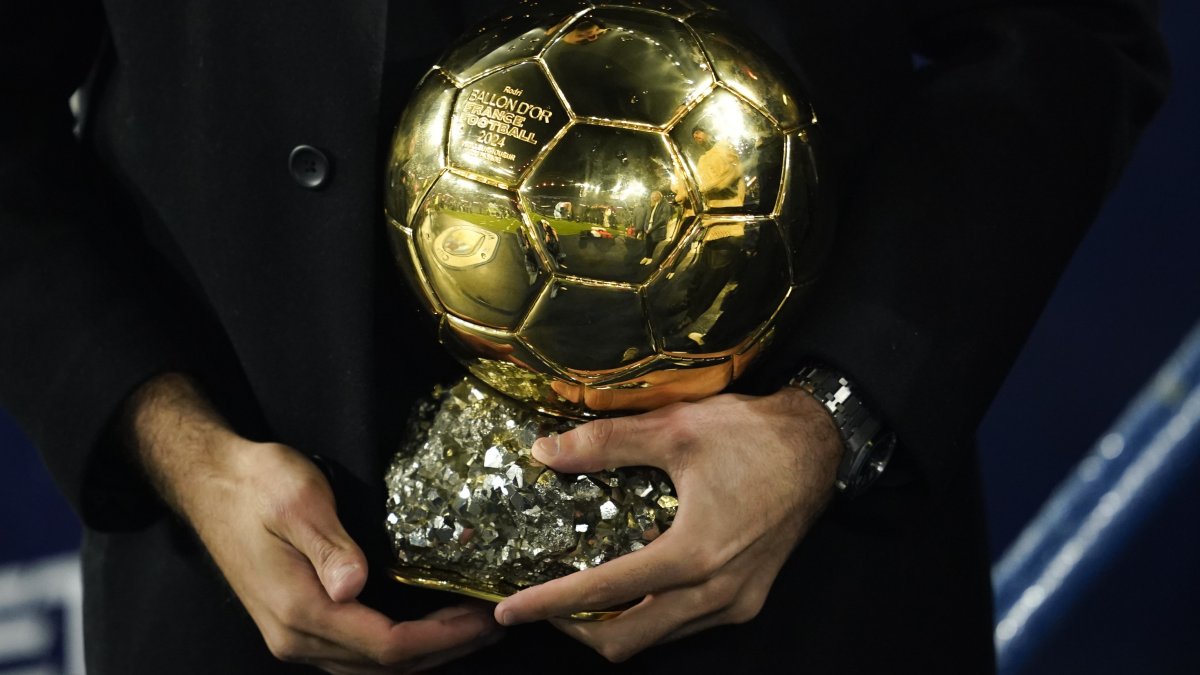 Manchester City's Rodri holds his Ballon d'Or award before at the Etihad Stadium in Manchester, U.K.,  Nov. 24, 2024. (AP Photo)