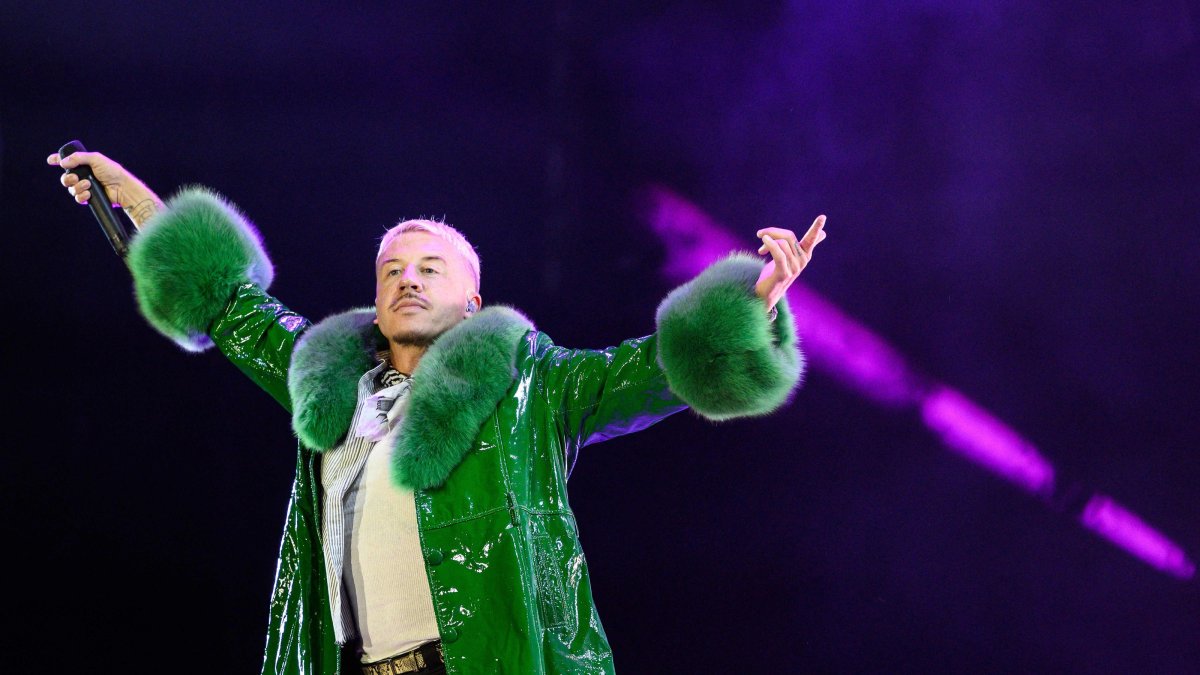 U.S. rapper Benjamin Haggerty, known as Macklemore, performs at the Goldencoast Rap Festival, Corcelles-les-Monts, central-eastern France, Aug. 30, 2026. (AFP Photo)