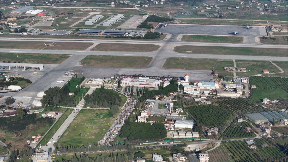This aerial picture shows cars queing as civilians take refuge from violence at the Hmeimim Russian base in Syria's Latakia Mediterranean province on March 11, 2025. (AFP File Photo)