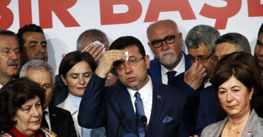 Then-Istanbul Mayor Ekrem Imamoğlu (C) takes a break as he talks to journalists, Istanbul, Türkiye, April 9, 2019. (AP Photo)