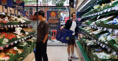Shoppers at a supermarket, London, U.K., Aug. 18, 2026. (EPA Photo)