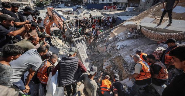 Rescuers excavate rubble to retrieve bodies from a collapsed building in the Tal al-Hawa area of Gaza City, Palestine, Sept. 16, 2026. (AFP Photo)