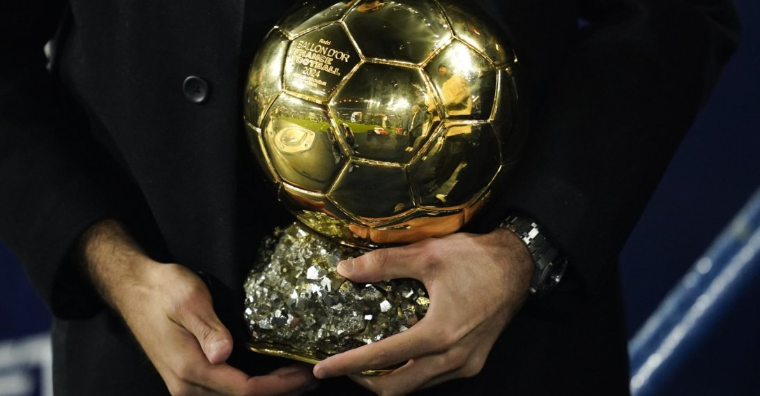 Manchester City's Rodri holds his Ballon d'Or award before at the Etihad Stadium in Manchester, U.K.,  Nov. 24, 2024. (AP Photo)