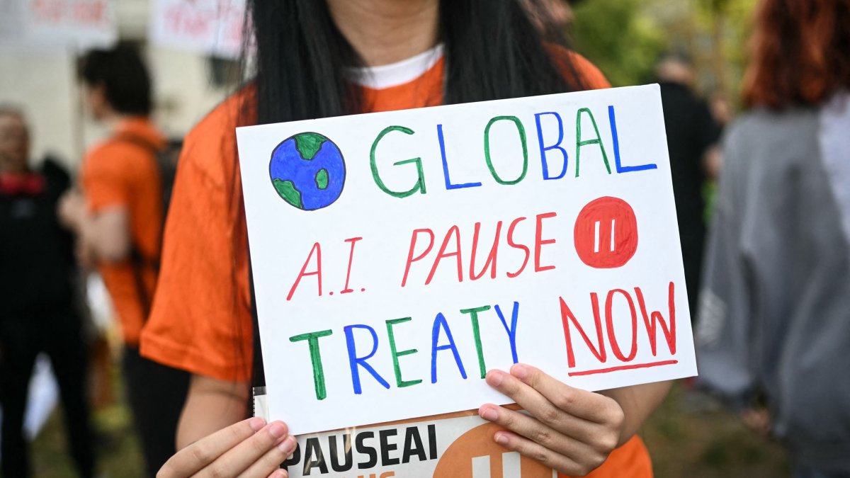 A woman holds a placard during an "emergency protest" by civic action group PauseAI UK outside Downing Street, central London, U.K., Sept. 16, 2026. (AFP Photo)