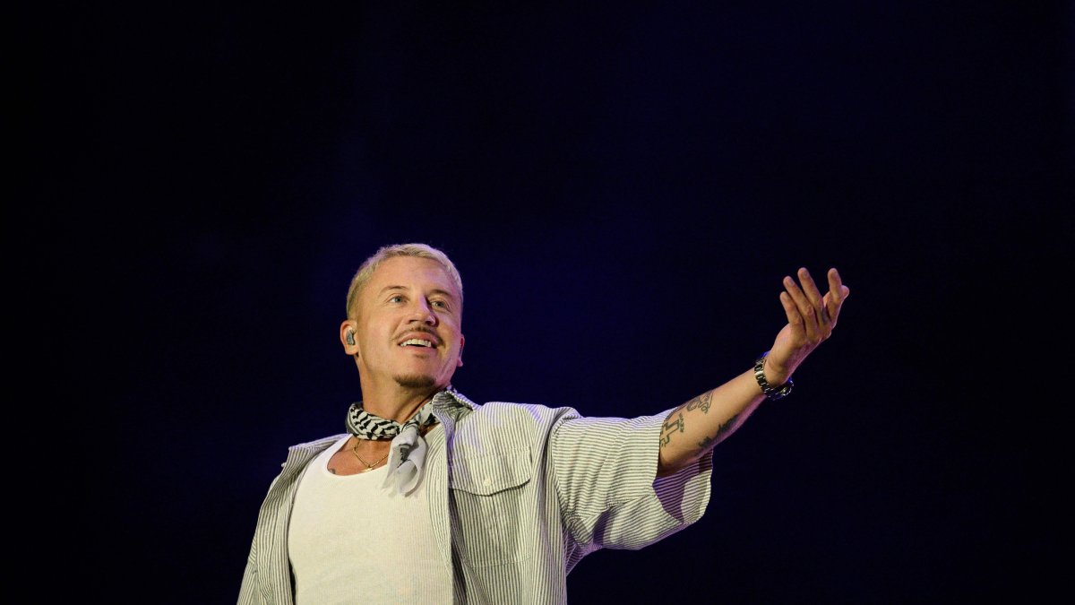 U.S. rapper Benjamin Haggerty, known as Macklemore, performs at the Goldencoast Rap Festival, Corcelles-les-Monts, France, Aug. 30, 2026. (AFP Photo)
