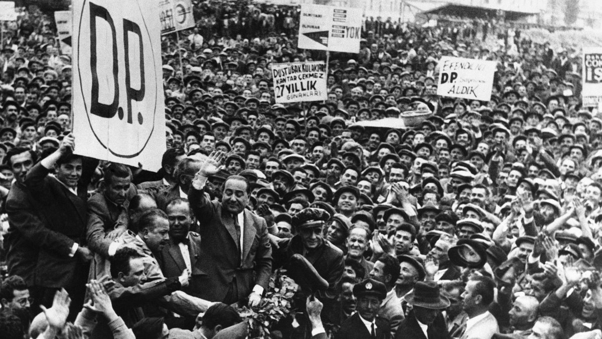Prime Minister Adnan Menderes waves to the crowd during a political rally, Samsun, northern Türkiye, Oct. 19, 1957. (AP Photo)