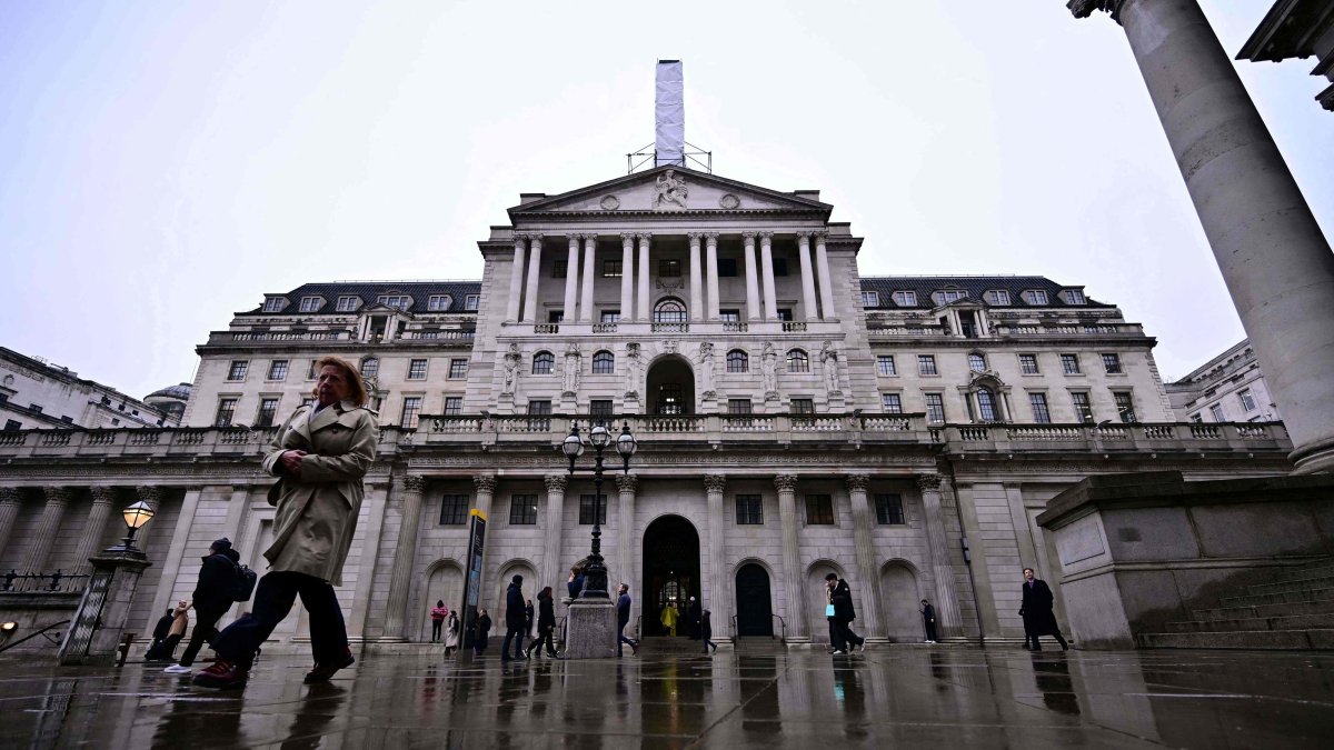 Pedestrians walk past the Bank of England in London, U.K., Feb. 5, 2026. (AFP Photo)