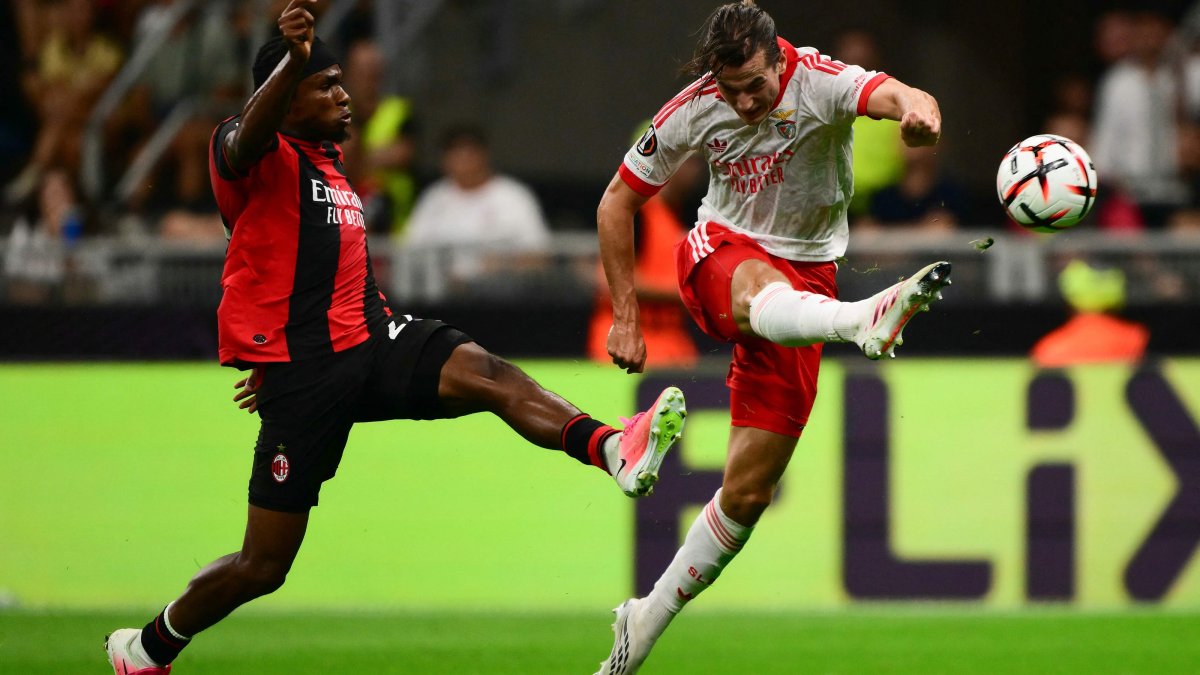Benfica’s Georgiy Sudakov (L) shoots during a UEFA Europa League match against Benfica, Milan, Italy, Sept. 16, 2026. (AFP Photo)