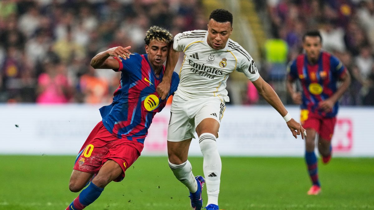 Barcelona's Lamine Yamal (L) duels for the ball with Real Madrid's Kylian Mbappe during the Spanish Super Cup final at King Abdullah Sports City Stadium in Jeddah, Saudi Arabia, Jan. 11, 2026. (AP Photo)