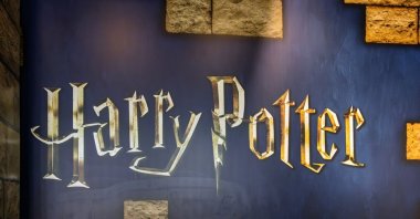 A poster with the logo of the "Harry Potter" series is displayed at the Warner House exhibition, Guayaquil, Ecuador, Aug. 16, 2026. (Shutterstock Photo)