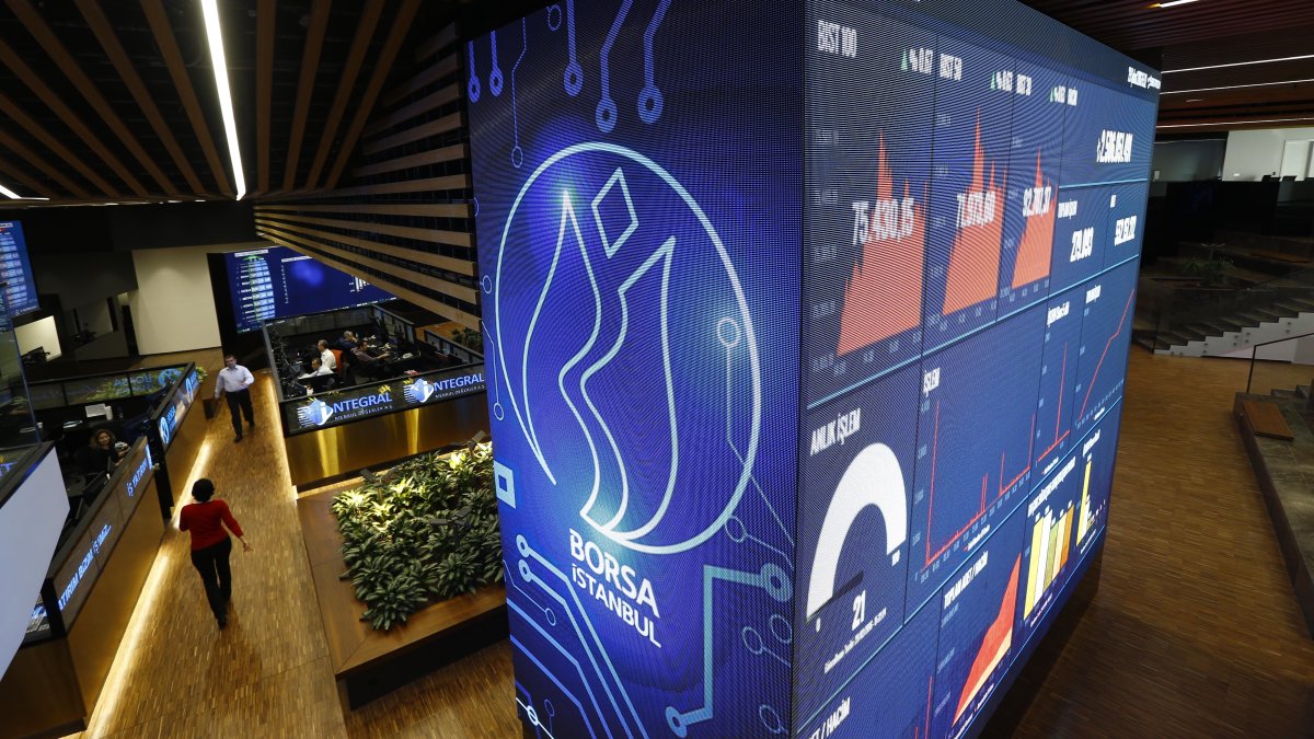 Traders walk on the floor of the Borsa Istanbul Stock Exchange in Istanbul, Türkiye, Feb. 29, 2016. (Reuters Photo)