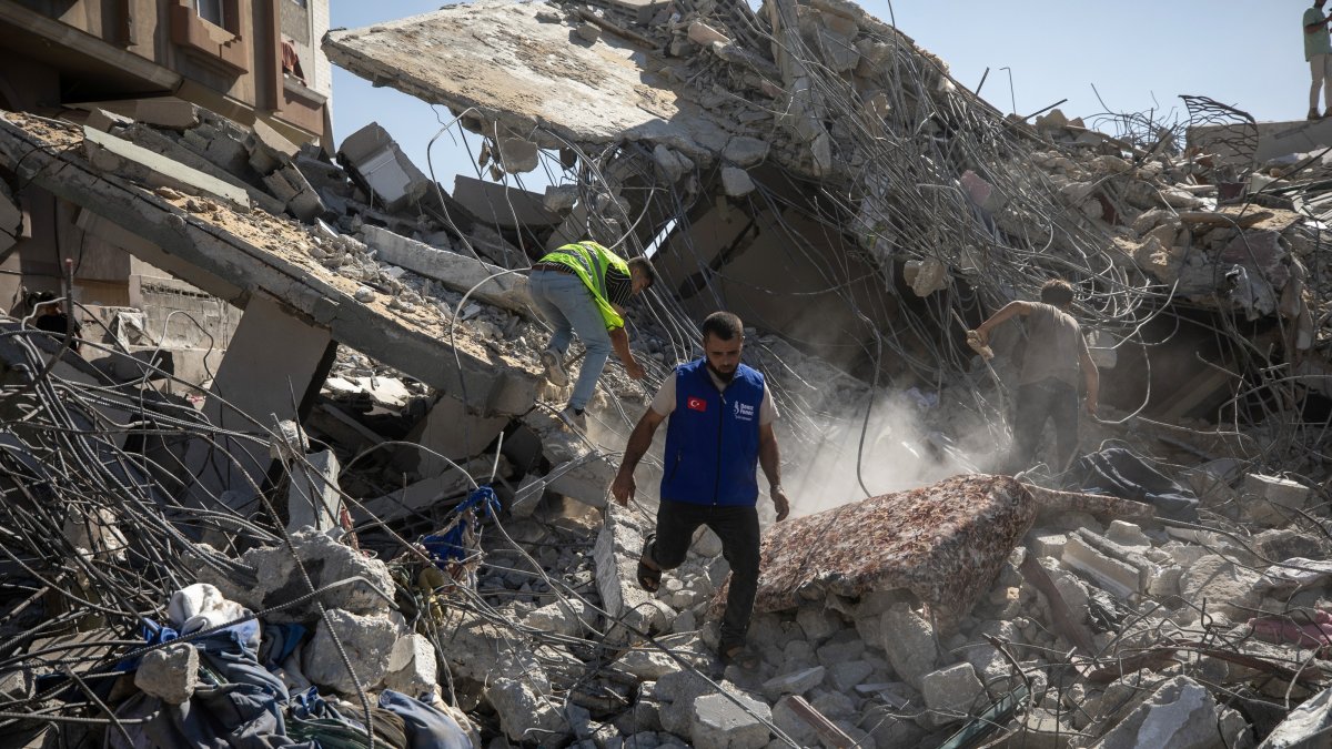 Palestinians search for missing people in the rubble of a collapsed building, Gaza City, Palestine, Sept. 16, 2026. (EPA Photo)
