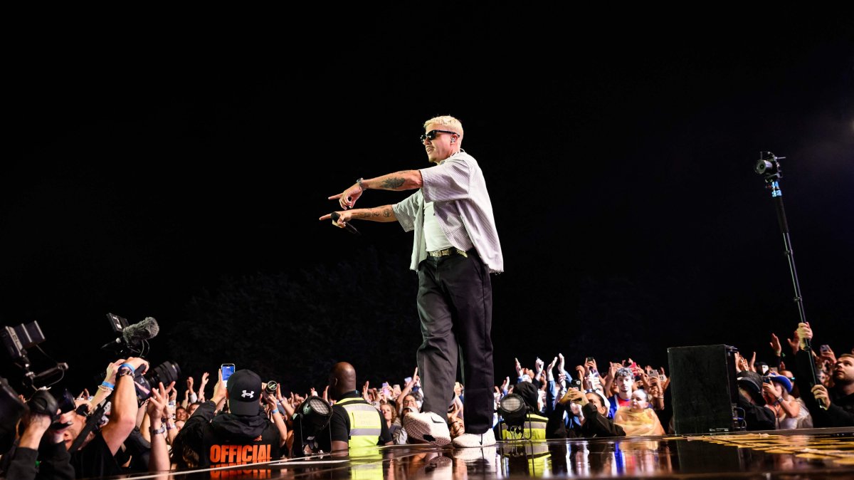 U.S. rapper Benjamin Haggerty, known as Macklemore, performs at the Goldencoast Rap Festival, Corcelles-les-Monts, central-eastern France, Aug. 30, 2026. (AFP Photo)