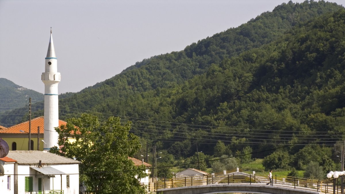 A view of Medusa village, also known as Memkova, a Pomak Turkish village, with a mosque belonging to the Western Thrace Turkish community visible on the left, in Xanthi (Iskeçe in Turkish), Greece, Aug. 15, 2005. (Getty Images Photo)