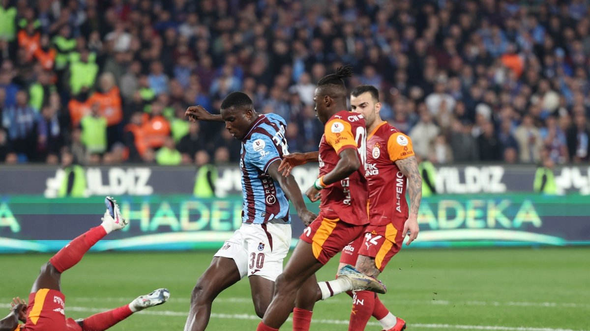 Trabzonspor's Paul Onuachu (C) in action during the Süper Lig match against Galatasaray at Papara Park, Trabzon, Türkiye, April 4, 2026. (IHA Photo)