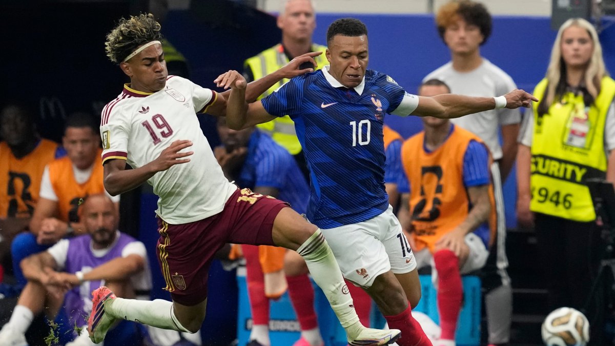 Spain's Lamine Yamal (L) stops France's Kylian Mbappe during the World Cup semifinal soccer match between France and Spain in Arlington, Texas, U.S., July 14, 2026. (AP Photo)