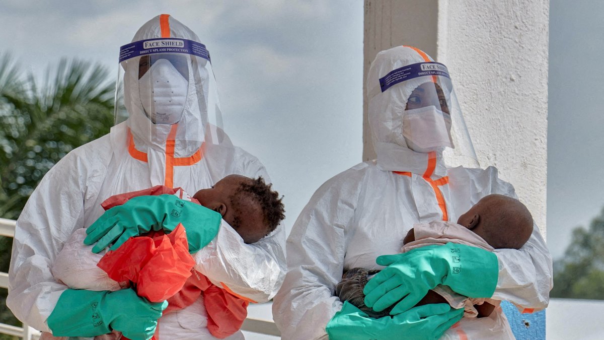 DRC medical workers dressed in personal protective equipment (PPE) carry children tested and cleared of Ebola from Saint Nicholas Orphanage, Bunia, DRC, June 9, 2026. (Reuters Photo)